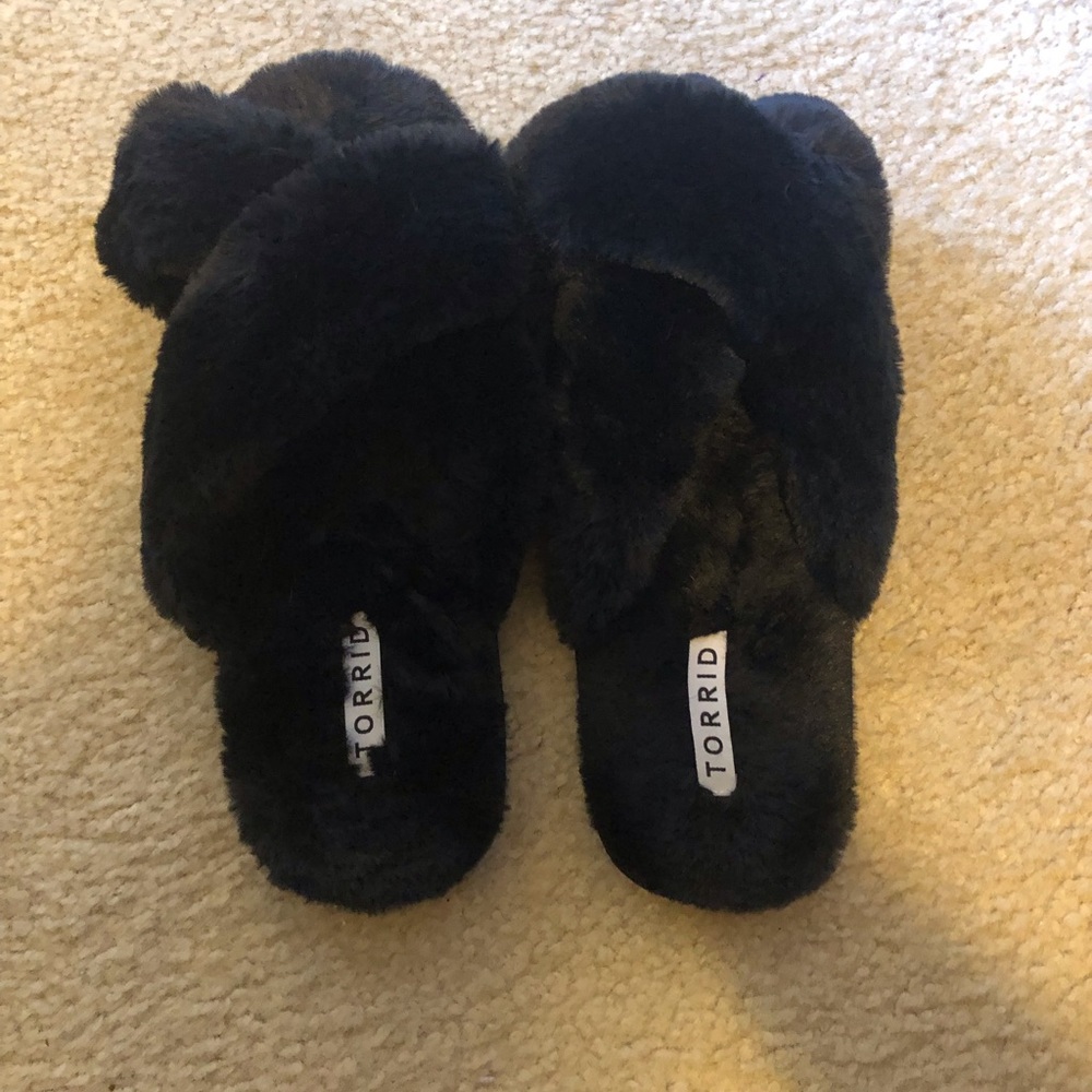 Black fuzzy slippers